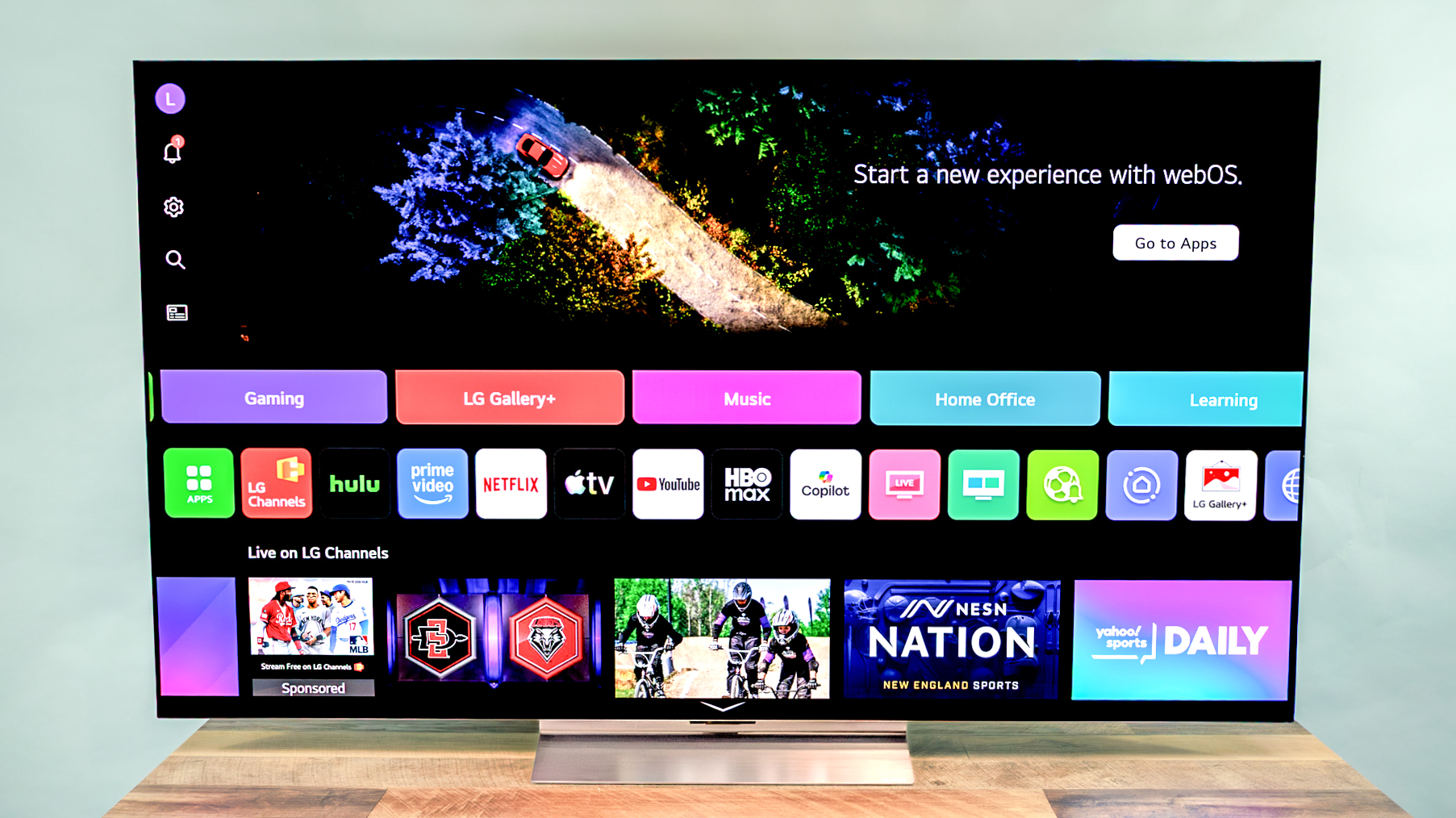 Τηλεόραση LG C6 OLED που εμφανίζεται σε ξύλινο τραπέζι