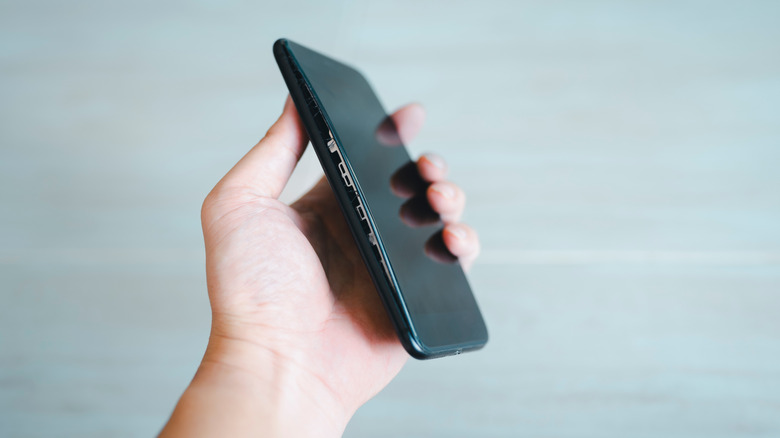 Ένα smartphone που δείχνει μια διόγκωση που προκαλείται από συσσωρευμένα αέρια μπαταρίας.