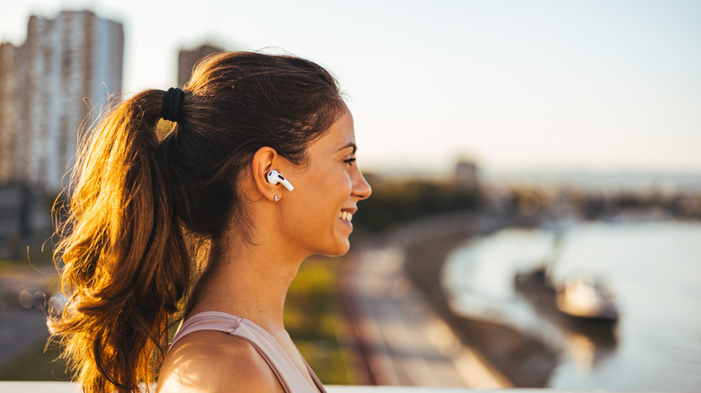 Μια γυναίκα έξω φορώντας AirPods