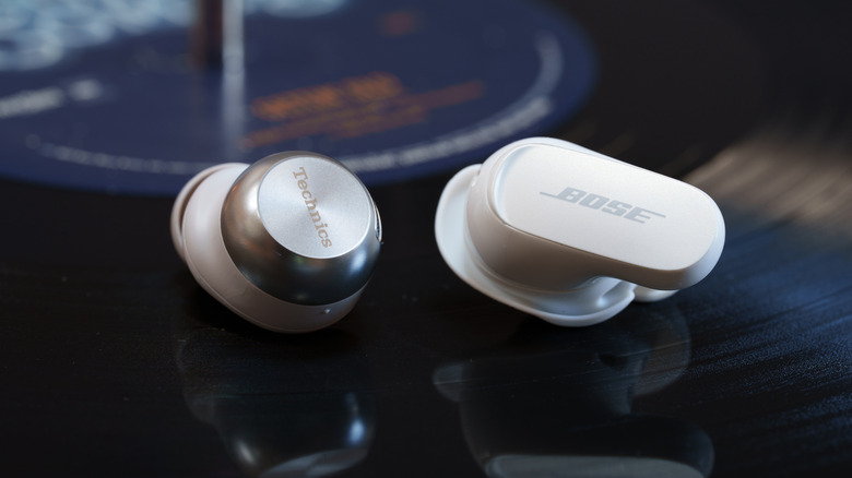 Ένα ακουστικό Bose και One Technics που κάθεται σε δίσκο σε ένα πικάπ