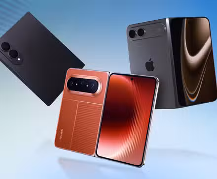 Τρία πτυσσόμενα smartphone από τη Huawei, την Apple και τη Samsung που επιπλέουν σε μπλε φόντο.