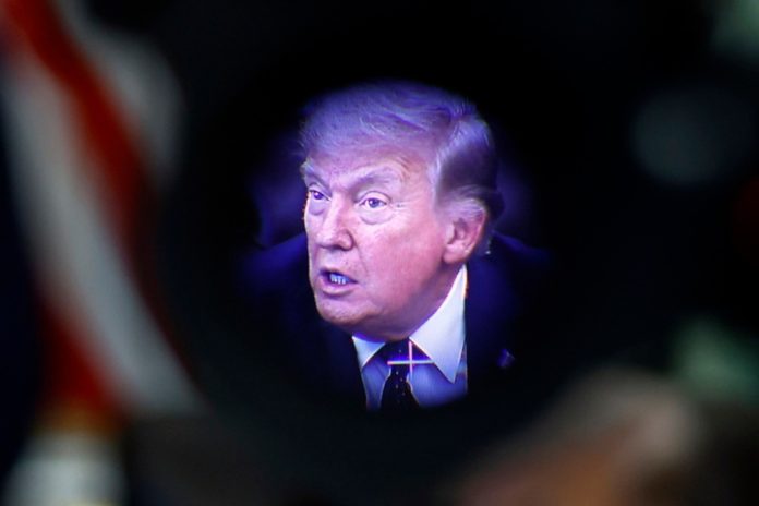 «Ασπίδα» ο Πρόεδρος Τραμπ για Apple, Google και Facebook: Κραδαίνει εκ νέου την απειλή των τελωνειακών δασμών, για να καταργήσει η Βρετανία τον φόρο ψηφιακών υπηρεσιών