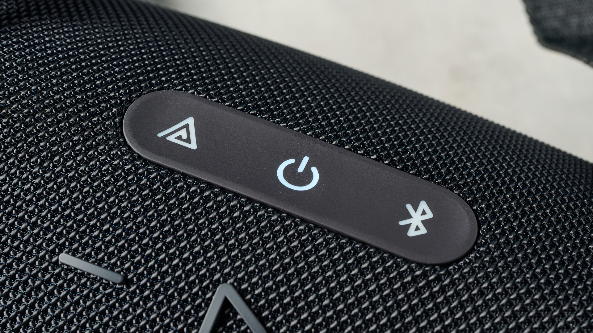 κοντινή φωτογραφία ενός μεγάλου εξωτερικού ηχείου bluetooth από το JBL Xtreme 4