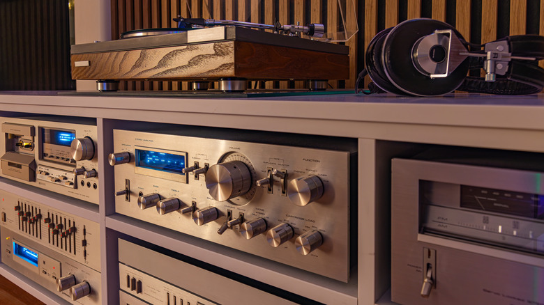 Μια κονσόλα που εμφανίζει πολλαπλές μονάδες ενισχυτή σε χρήση