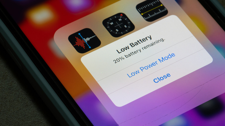 Μια οθόνη iPhone που δείχνει ένδειξη χαμηλής μπαταρίας και την επιλογή μετάβασης στη λειτουργία χαμηλής κατανάλωσης ενέργειας.