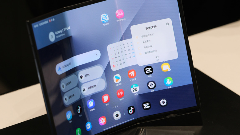 Ένα πλήρως ανοιχτό Samsung Galaxy Z Tri-Fold που εκτείνεται σε πλάτος τριών smartphone