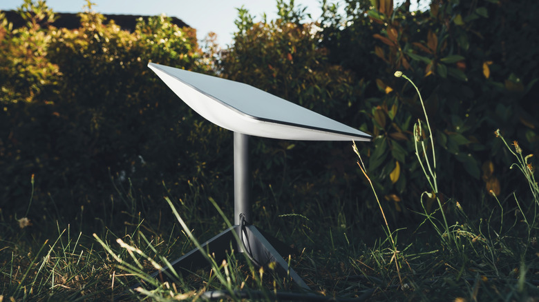 Μια κεραία Starlink στο γρασίδι