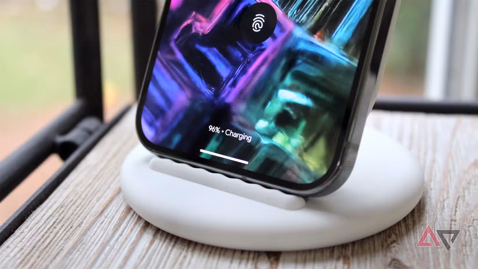 Φωτογραφία ενός Pixel 9 Pro σε ασύρματο φορτιστή Pixel Stand.