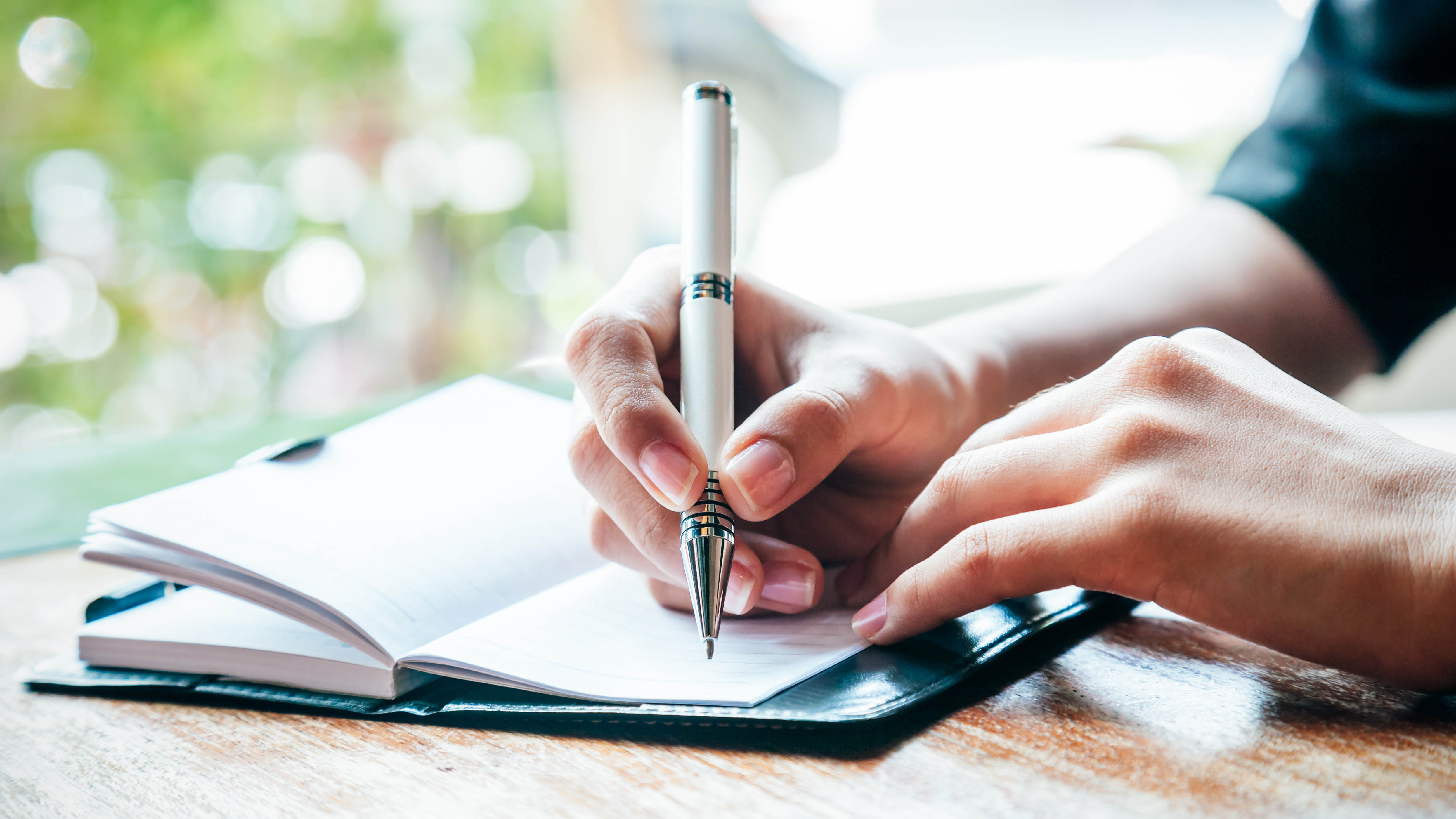 Κάποιος που γράφει σε ένα ημερολόγιο