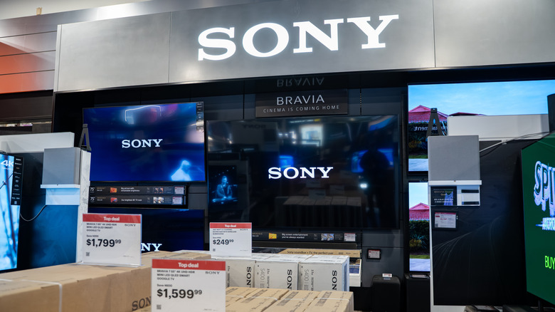 Τηλεοράσεις που εκτίθενται σε κατάστημα λιανικής