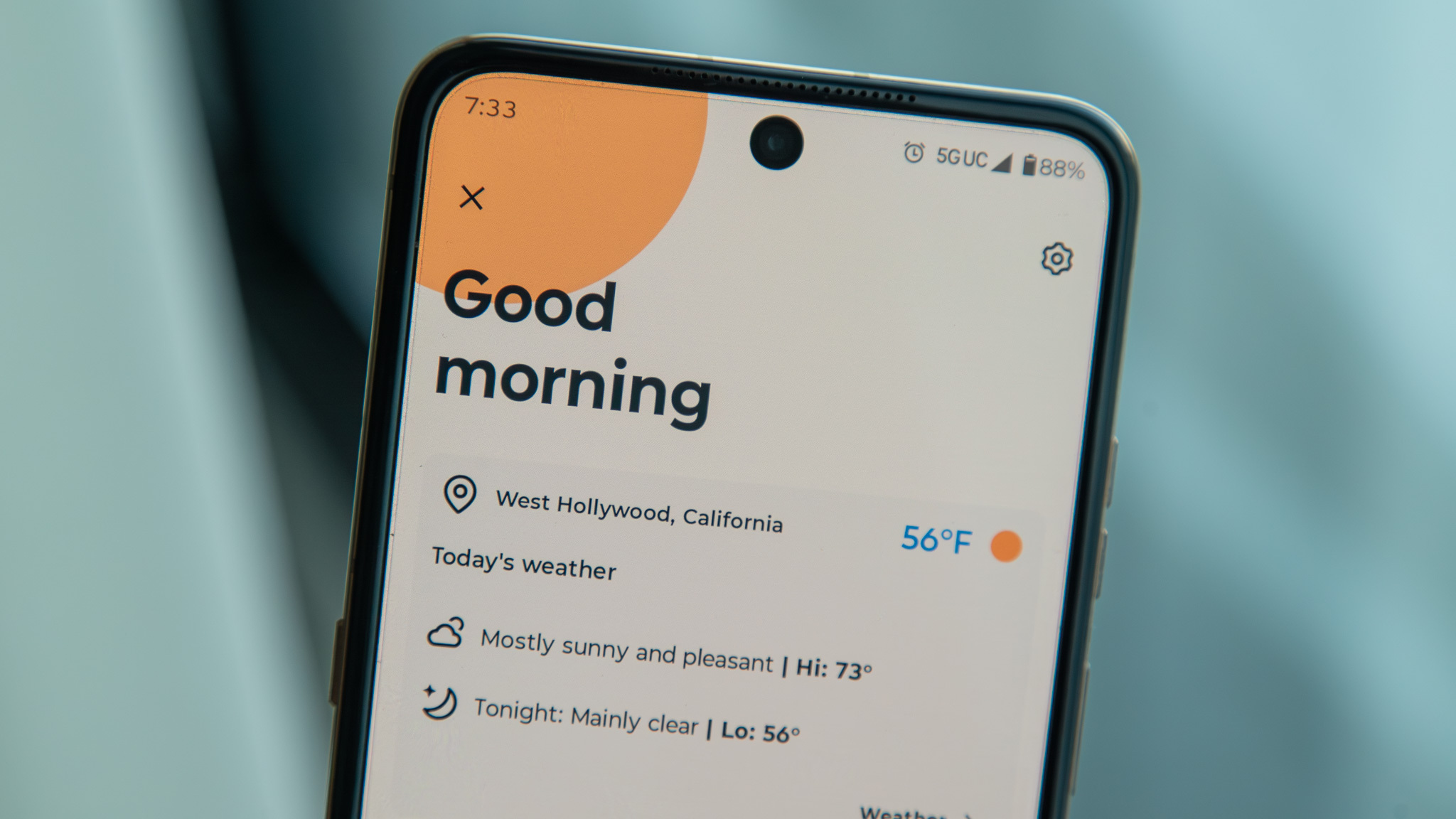 καθημερινή τροφοδοσία σε ένα Motorola Razr Ultra 2025