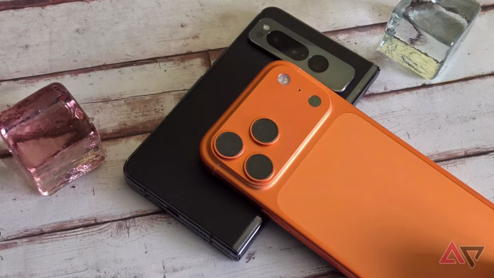 Το iPhone Ultra της Apple πρέπει να κάνει περισσότερα από το να αναβοσβήνει το λογότυπό του για να νικήσει τη Samsung και την Google