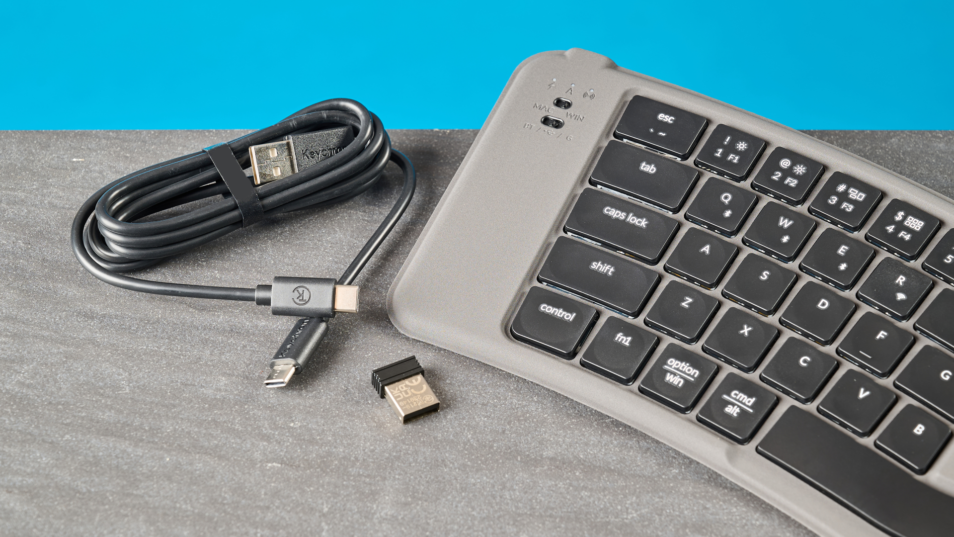 Ένα μαύρο αναδιπλούμενο πληκτρολόγιο Keychron B11 Pro