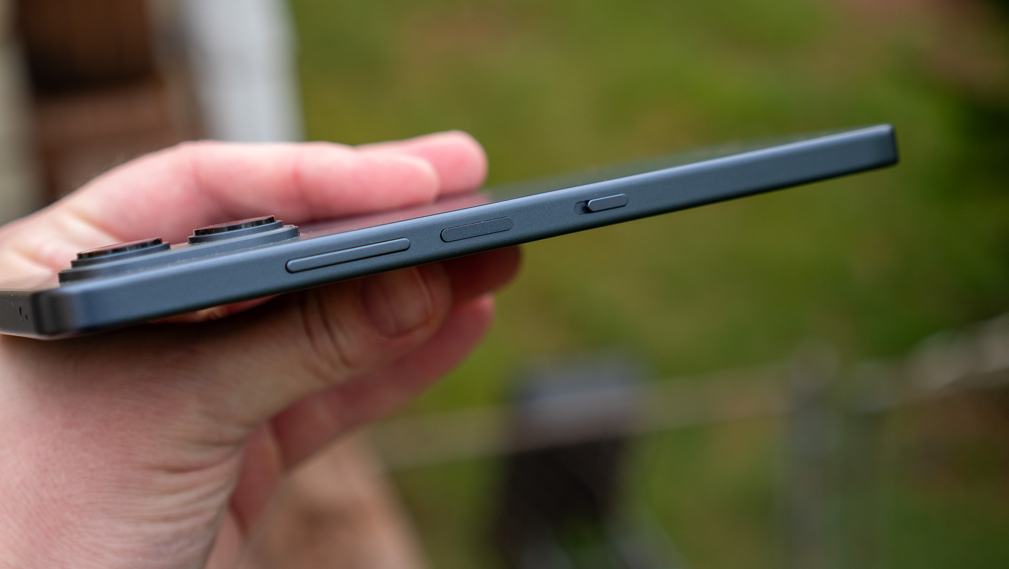 Τα κουμπιά στη δεξιά πλευρά του μπλε TCL NXTPAPER 70 Pro