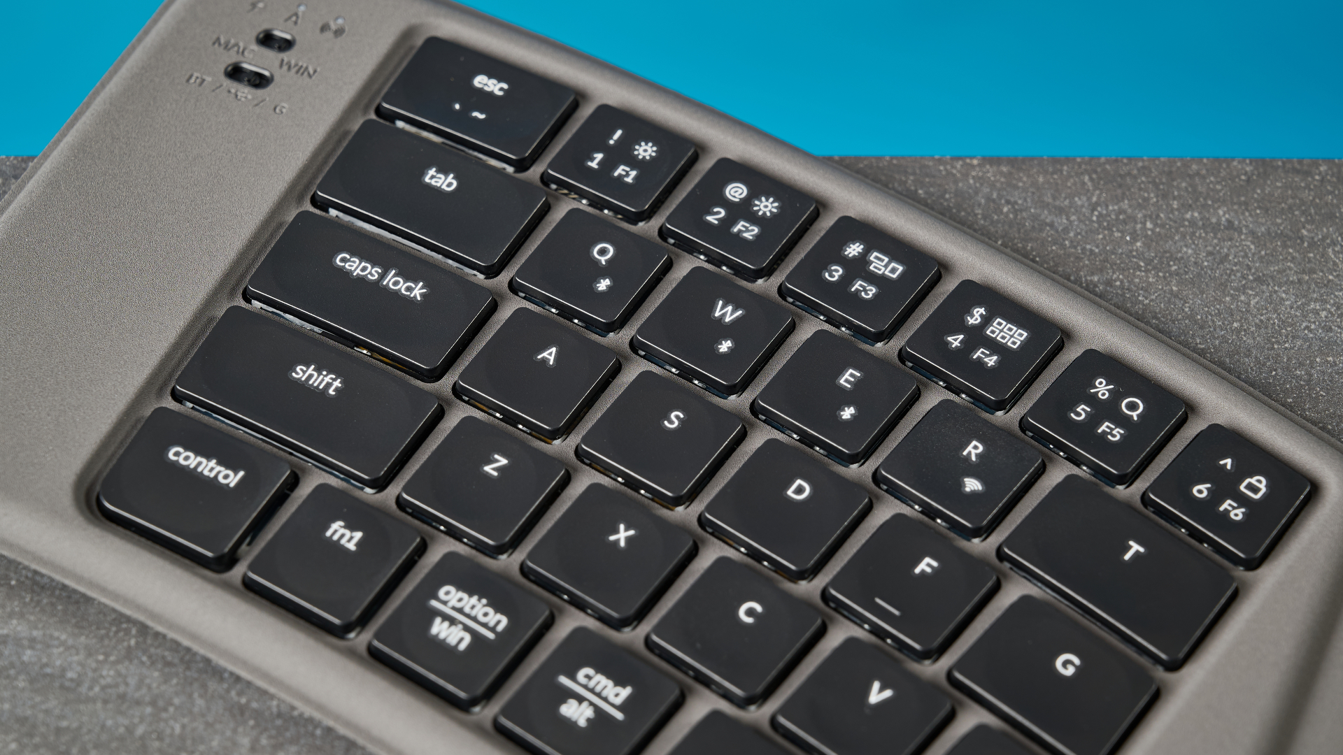 Ένα μαύρο αναδιπλούμενο πληκτρολόγιο Keychron B11 Pro