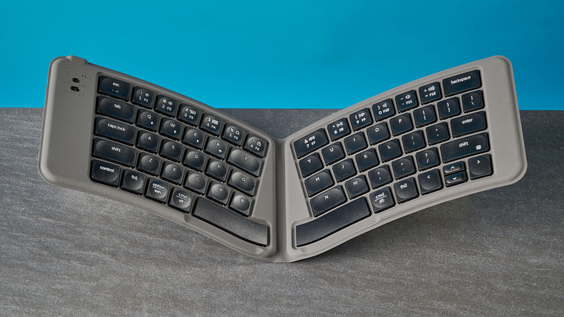 Ένα μαύρο αναδιπλούμενο πληκτρολόγιο Keychron B11 Pro