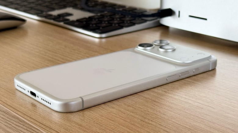 Ένα iPhone 17 Pro ξαπλωμένο σε ένα τραπέζι