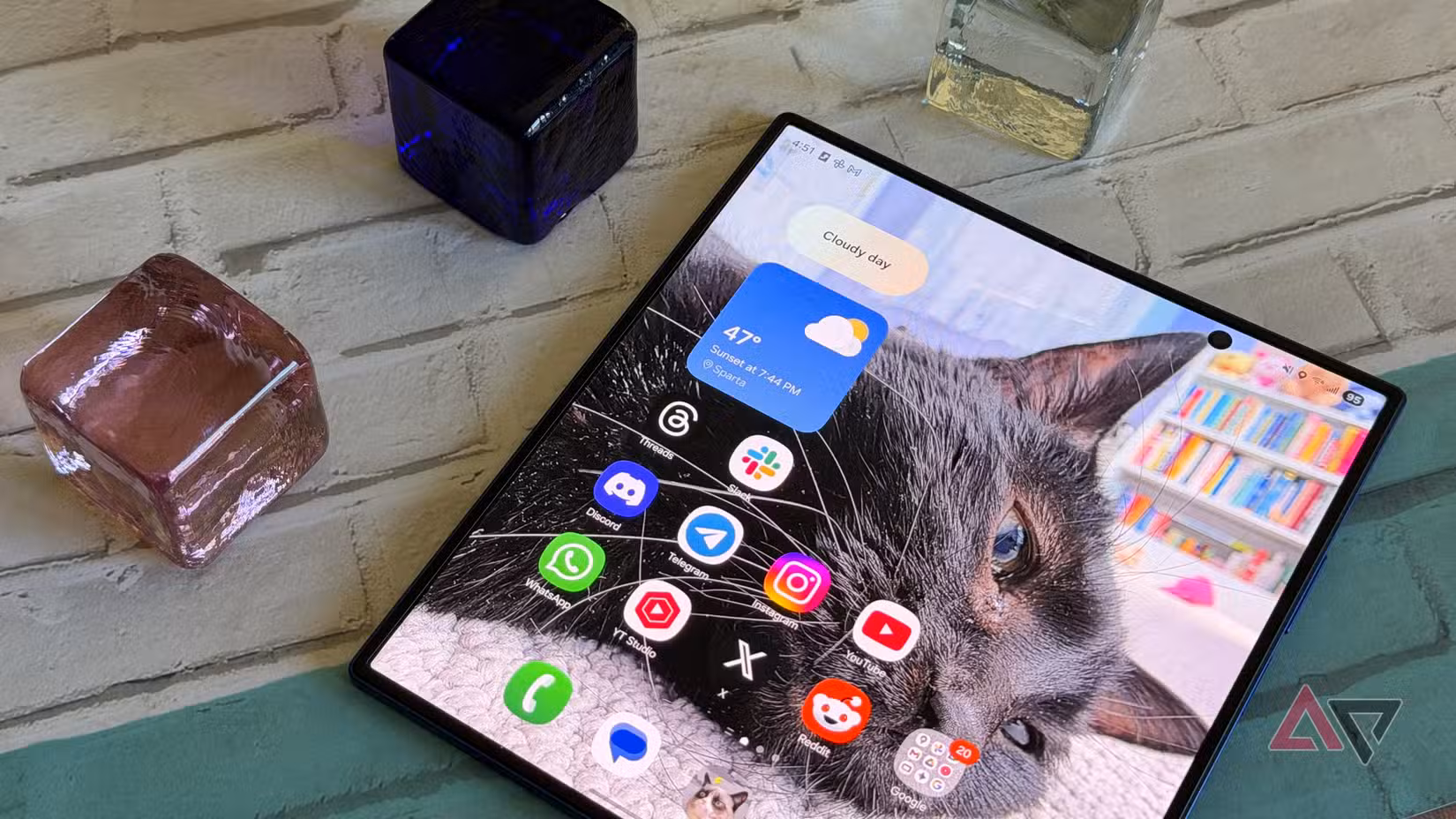 Samsung Galaxy Z Fold 7 με ταπετσαρία γάτας