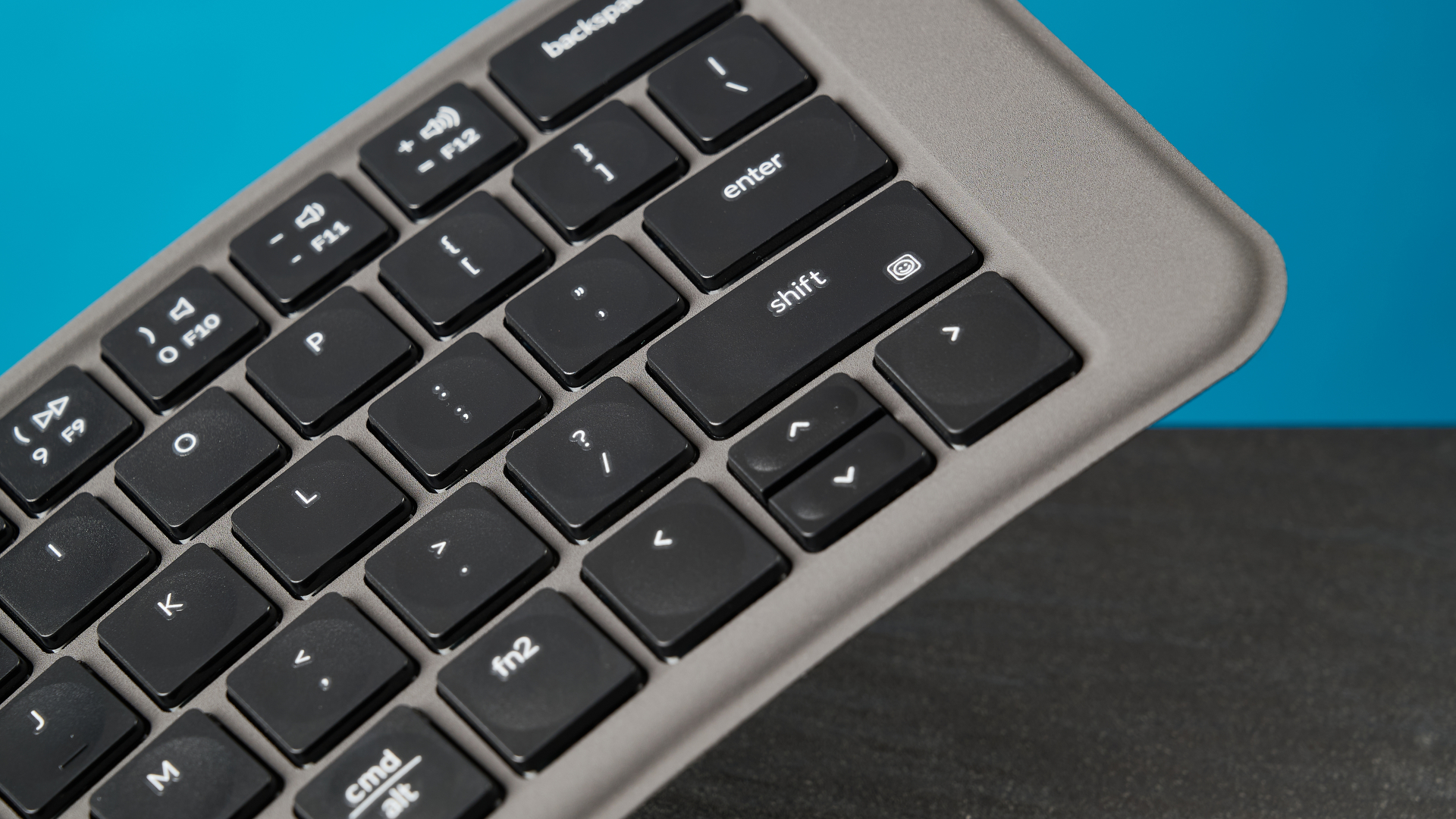 Ένα μαύρο αναδιπλούμενο πληκτρολόγιο Keychron B11 Pro