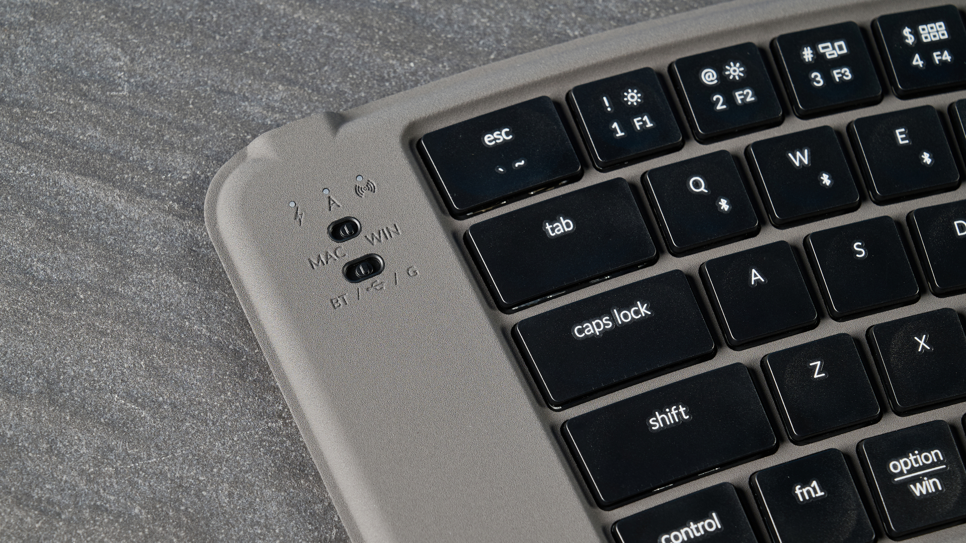 Ένα μαύρο αναδιπλούμενο πληκτρολόγιο Keychron B11 Pro