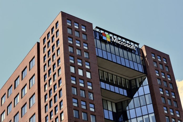 Τα έσοδα της Microsoft αυξάνονται κατά 18% στα 82,9 δισεκατομμύρια δολάρια το τρίμηνο
