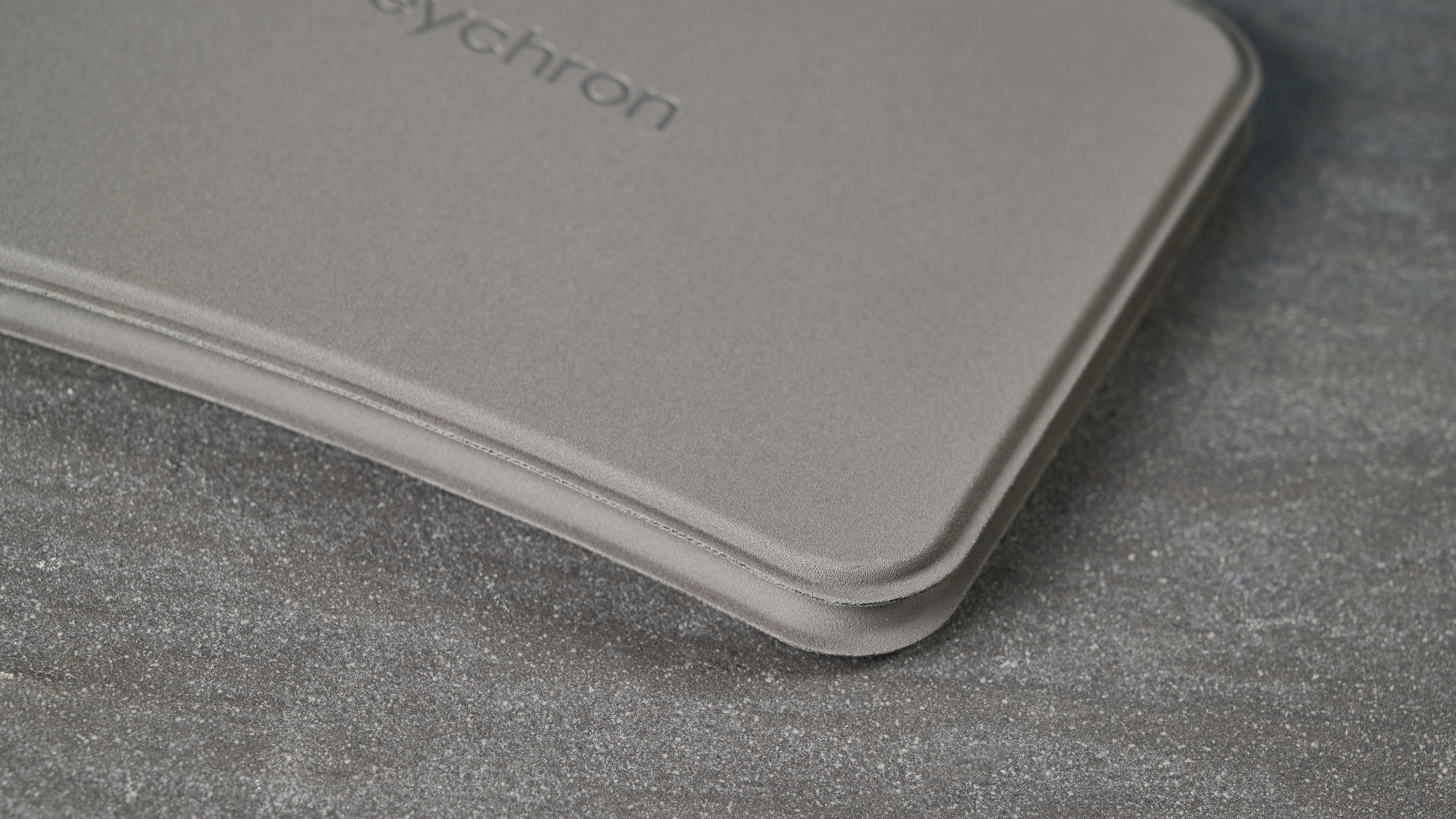 Ένα μαύρο αναδιπλούμενο πληκτρολόγιο Keychron B11 Pro