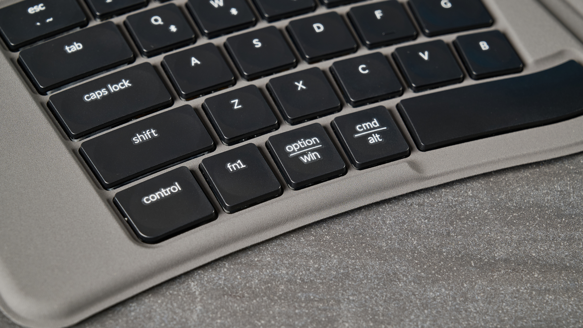 Ένα μαύρο αναδιπλούμενο πληκτρολόγιο Keychron B11 Pro