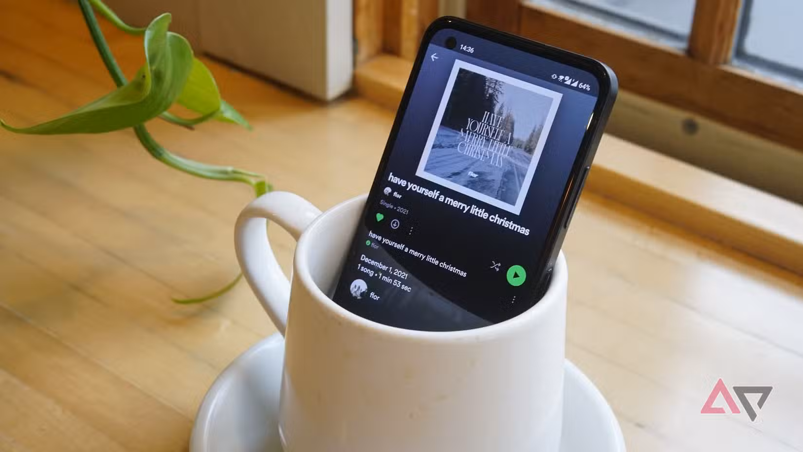 spotify στην οθόνη του τηλεφώνου καθώς η Φόη κάθεται στο φλιτζάνι του καφέ