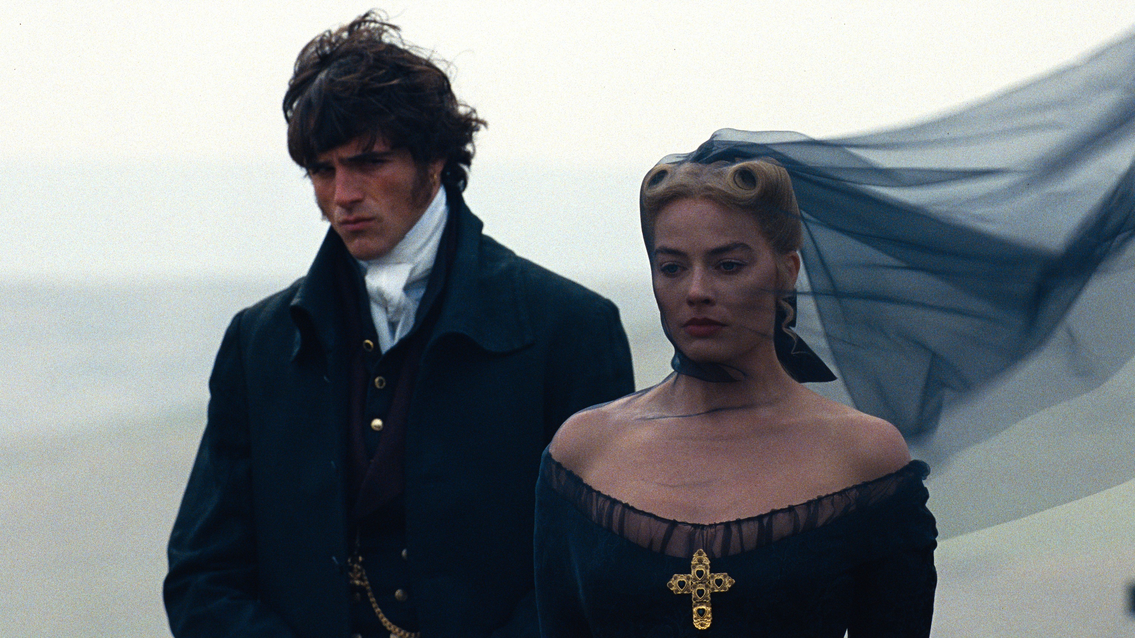 LR: Heathcliff (Jacob Elordi) και Catherine Earnshaw (Margot Robbie) με κηδεία σε μια σκηνή από το 